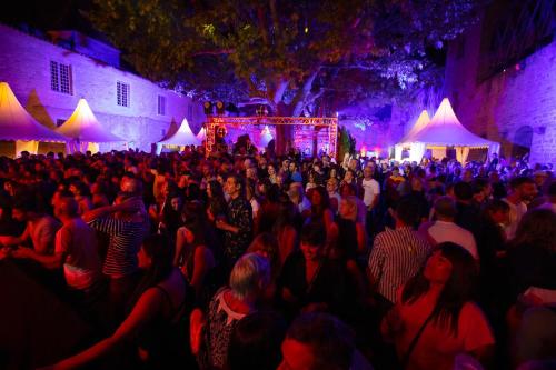 Tout confort ! Calme, Climatisation, Parking gratuit, Grande Terrasse, Ascenseur, Wifi