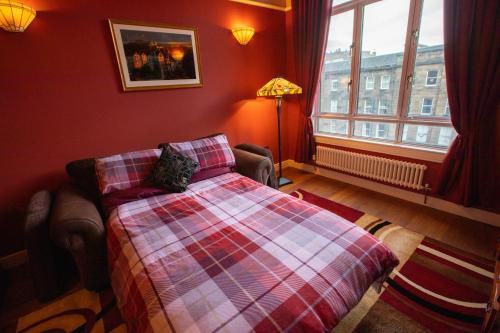 Postel nebo postele na pokoji v ubytování Your Art Deco Suite