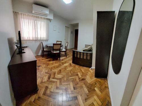 sala de estar con mesa y suelo de madera en Amplio departamento en Barrio Norte en Buenos Aires