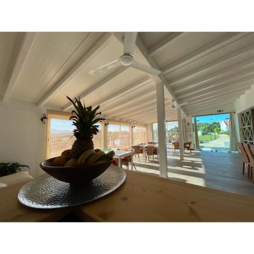 un cesto di frutta su un tavolo in una stanza di Monte da Corça Nova a Vila Nova de Milfontes