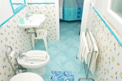 La salle de bains est pourvue de toilettes et d'un lavabo. dans l'établissement Sunset Village Ponza, à Ponza