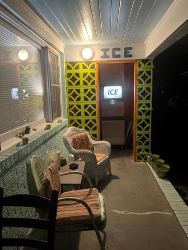 Χώρος καθιστικού στο Swell Motel