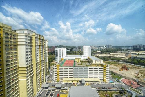 une vue aérienne sur une ville avec de grands bâtiments dans l'établissement zara1881 muslim homestay@putrajaya, à Putrajaya