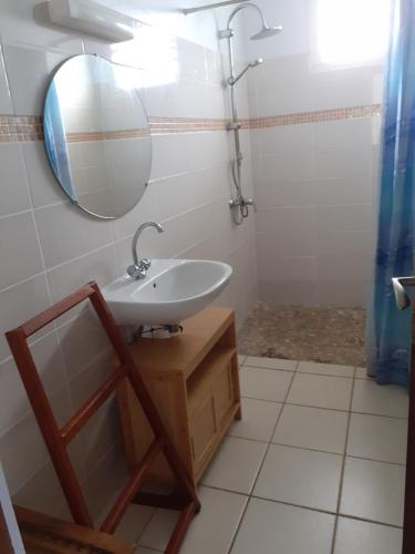 W łazience znajduje się umywalka i lustro. w obiekcie Kay' Élo w mieście Le François