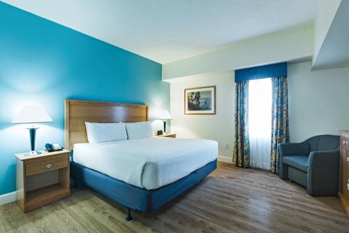 Llit o llits en una habitació de The Atrium Resort by VSA Resorts