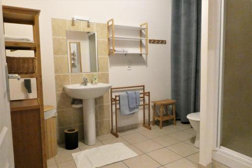 a bathroom with a sink and a toilet at Apppartement 2 pièces centre-ville in Chauffailles