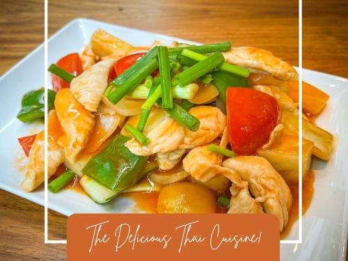 twee foto's van een bord met groenten bij Nalanta Hotel Pattaya in Pattaya