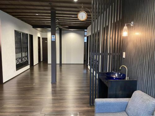 Χώρος καθιστικού στο 佐渡民宿 憩 IKOI GUEST HOUSE & Cafe Bar
