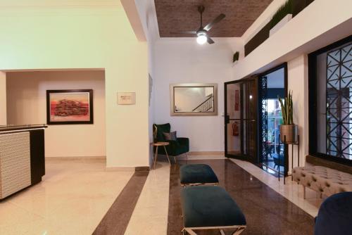 um átrio com uma sala de espera com cadeiras e janelas em PH 19 Guesthouse Hotel in Gazcue em Santo Domingo