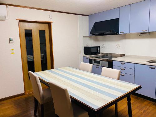 佐渡市にある2020年11月NEW OPEN 憩IKOI GUEST HOUSE & Cafe Barのキッチン(テーブル、椅子付)