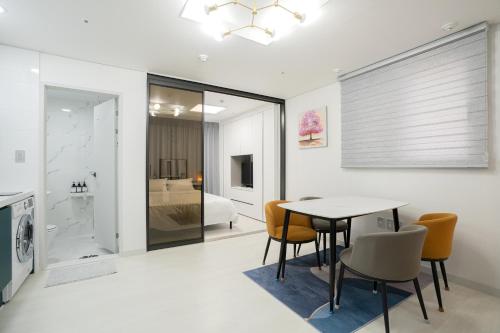 Un lugar para sentarse en Jeju Seomun Residence Hotel