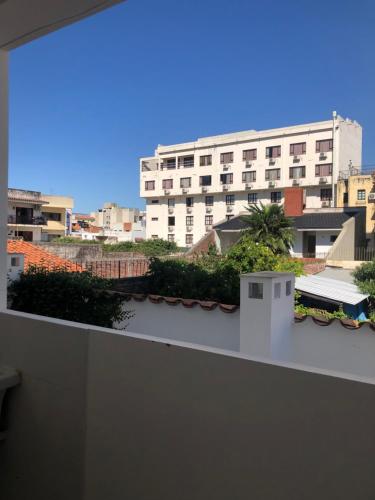 vistas a un edificio desde el techo de un edificio en Monoambiente Guemes en Salta