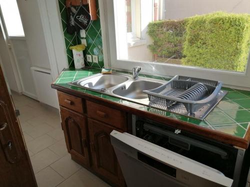 eine Küche mit einem Waschbecken und einem Fenster in der Unterkunft Appartement Merlimont, 3 pièces, 4 personnes - FR-1-376-107 in Merlimont
