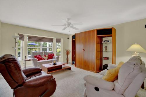 Χώρος καθιστικού στο Solar Heated Private Pool & Lanai On Golf Course!