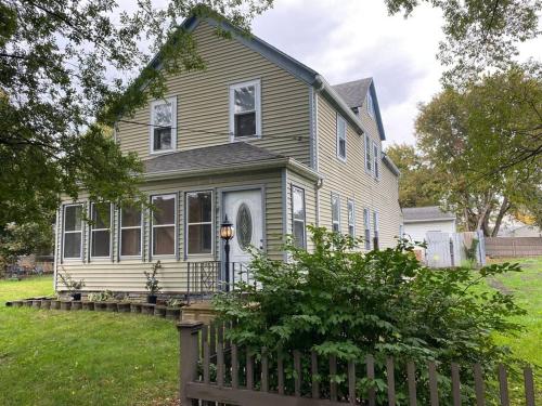 una casa con una recinzione davanti di **Stylish Pet Friendly 3 Bedroom House** a Cleveland