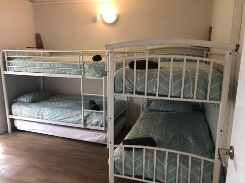 2 Etagenbetten in einem kleinen Zimmer mit in der Unterkunft Dunsborough Beach Shack in Dunsborough