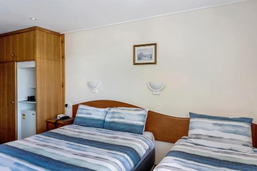 a bedroom with two beds next to each other at Marquis Hotel Motel in Hobart
