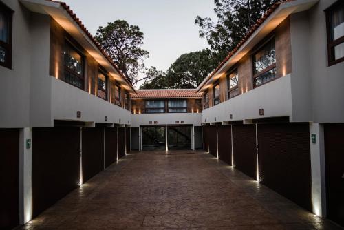 una vista exterior de un edificio con un pasillo en Hotel RM Avandaro, en Valle de Bravo