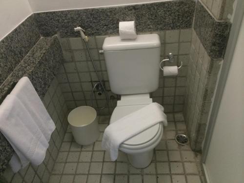 Elle comprend une petite salle de bains pourvue de toilettes et de serviettes. dans l'établissement Mc Golden Flats, à Récife