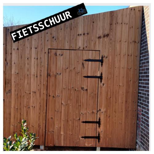 a wooden fence with a sign on top of it at Vakantiewoning De Winning in Houthalen-Helchteren