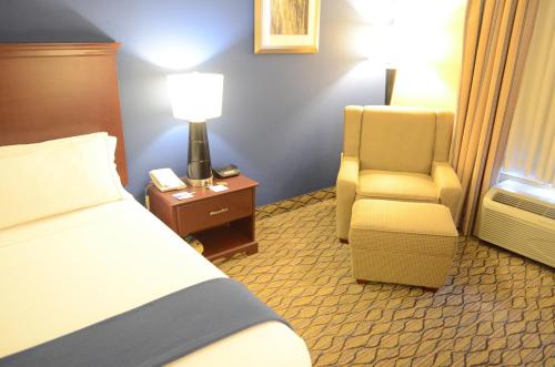 En eller flere senge i et værelse på Holiday Inn Express Hotel & Suites Houston-Downtown Convention Center, an IHG Hotel
