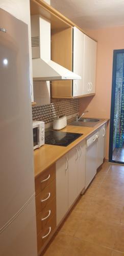 Кухня або міні-кухня у Apartamentos Atlanterra COSTA Y SOL
