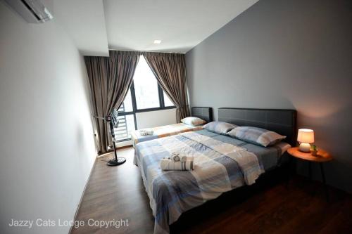 Un pat sau paturi într-o cameră la 3BR Jazz Suites Vivacity Megamall Kuching Sarawak