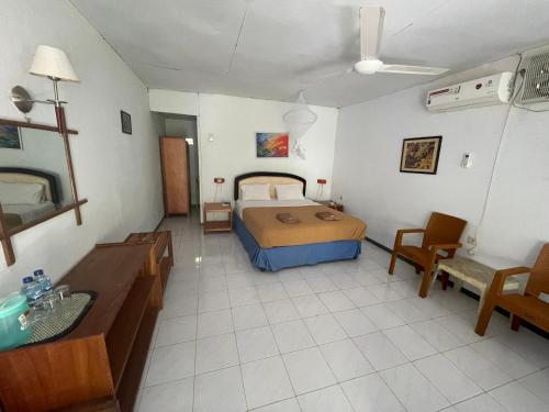 a bedroom with a bed and a sink in a room at Mahu Lodge in Noloth