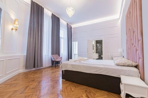 Ένα ή περισσότερα κρεβάτια σε δωμάτιο στο ROYAL Apartments