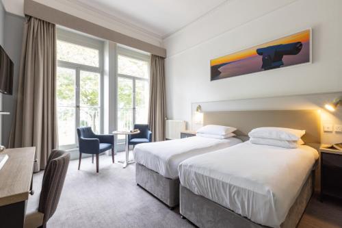Tempat tidur dalam kamar di The Caledonian Torbay Hotel