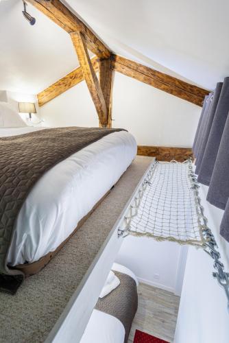a bedroom with a bed in a room at Les studios de la faisanderie in Chantilly