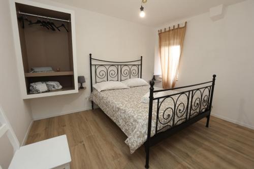 sypialnia z czarnym łóżkiem i lustrem w obiekcie RelaxNelBorgo Marilyn w mieście Formello