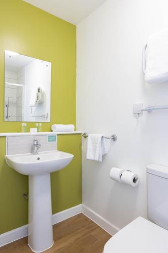 イフラクームにあるDilkhusa Grand Hotel by Compass Hospitalityの洗面台、鏡、トイレ付きのバスルーム