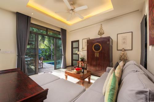 Khu vực ghế ngồi tại Saiyuan Estate by TropicLook