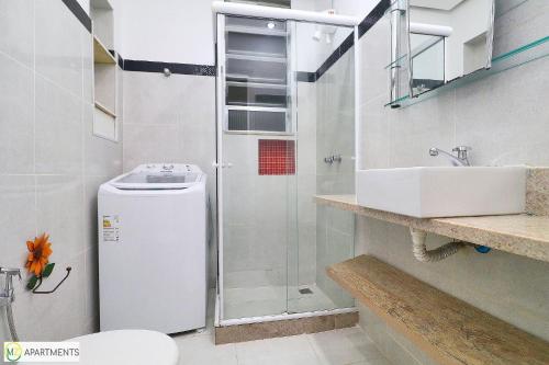 y baño con ducha, aseo y lavamanos. en Studio silencioso para 3 pessoas em Copacabana, en Río de Janeiro