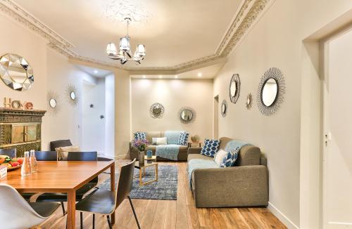 un salon avec une table et une salle à manger dans l'établissement 57-LUXURY PARISIEN HOME SEBASTOPOL 1 (2G), à Paris