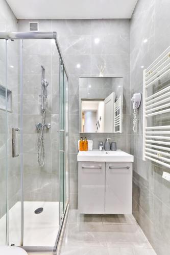 une salle de bain avec douche et lavabo dans l'établissement 57-LUXURY PARISIEN HOME SEBASTOPOL 1 (2G), à Paris