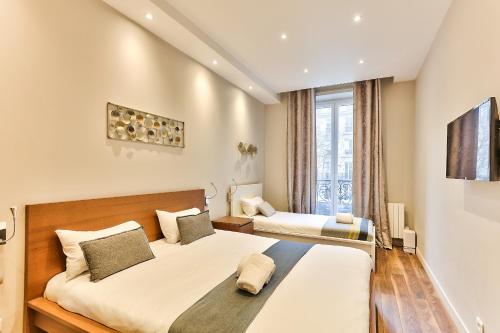 une chambre avec deux lits et une fenêtre dans l'établissement 57-LUXURY PARISIEN HOME SEBASTOPOL 1 (2G), à Paris