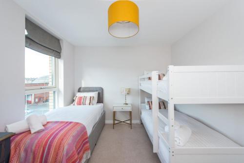 Un dormitorio con dos literas y una ventana. en 48 Annandale Street, en Edimburgo