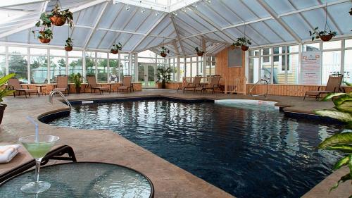 una gran piscina en un edificio con un gran techo en Auberge West Brome, en West Brome
