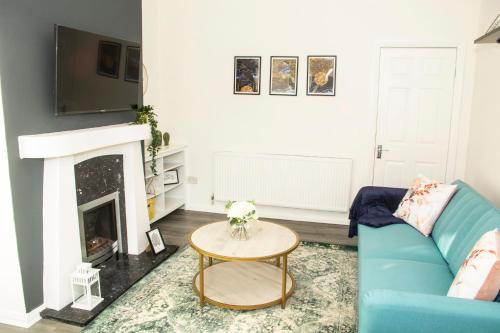 Trafford House - Stylish 3-bed home with private parking