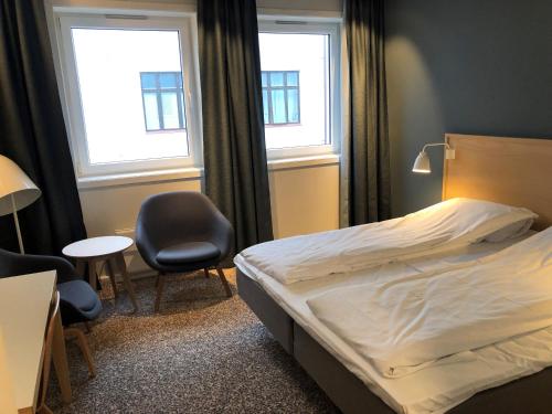 En eller flere senger på et rom på Hotel Noreg