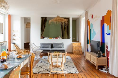 un salon avec un canapé et une table dans l'établissement Coulmiers Bleu - gare SNCF à 5 min, atypique & confort, à Nantes