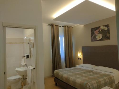 - une chambre avec un lit, des toilettes et un lavabo dans l'établissement Da Gianni Hotel, à Zogno