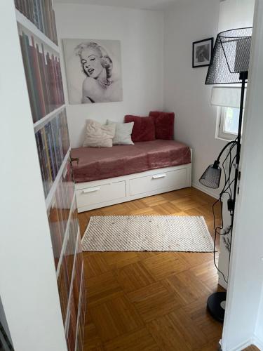 ein kleines Wohnzimmer mit einer roten Bank in einem Zimmer in der Unterkunft Bungalow 300 Meter vom Grünewald Lauch in Staupitz