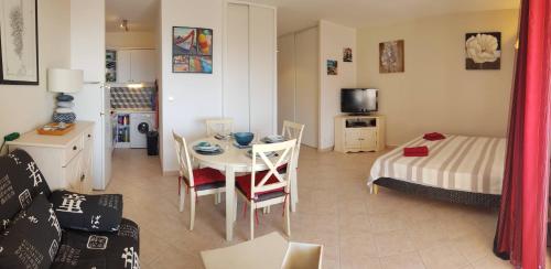 un salon avec une table et un lit dans l'établissement T1 vue mer bord de mer Ajaccio, à Ajaccio