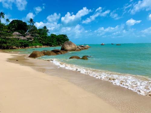 Pantai di atau di dekat resor