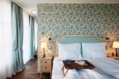 Una cama o camas en una habitación de Château Gütsch