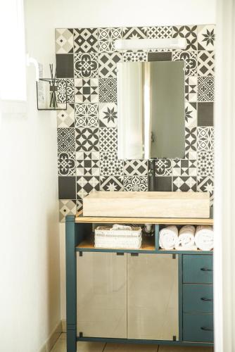 La salle de bains est pourvue d'une coiffeuse bleue et d'un miroir. dans l'établissement La Girouardière, à La Flèche