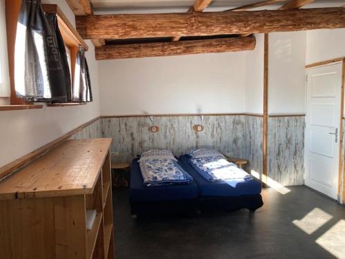 Habitación con 2 camas y mesa. en De Droomhut, en Den Hoorn